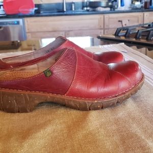 El Naturalista mules slides clogs